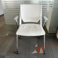 Lote 009 - Silla de visita con ruedas, descansabrazos, respaldo y asiento color blanco 