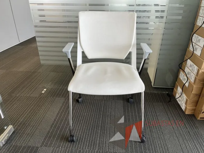 Lote 009 - Silla de visita con ruedas, descansabrazos, respaldo y asiento color blanco 