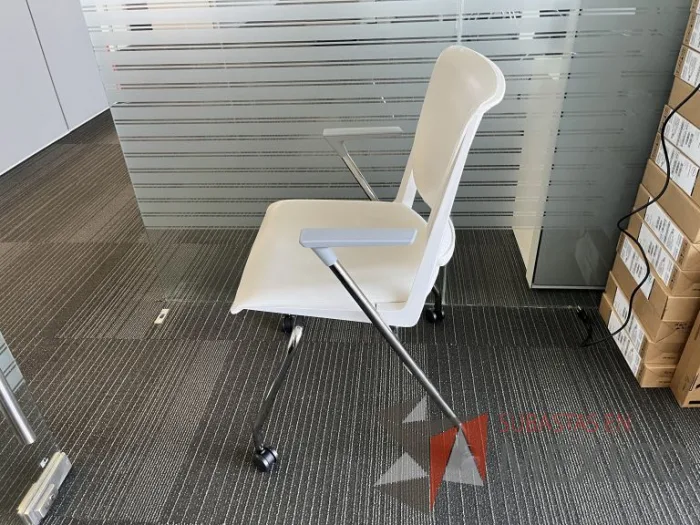 Lote 009 - Silla de visita con ruedas, descansabrazos, respaldo y asiento color blanco  - Imagen 3