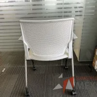 Lote 009 - Silla de visita con ruedas, descansabrazos, respaldo y asiento color blanco  - Imagen 4