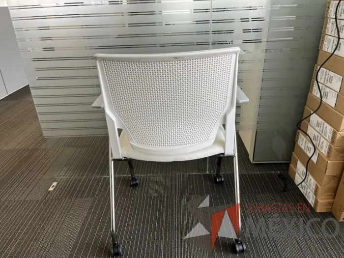 Lote 009 - Silla de visita con ruedas, descansabrazos, respaldo y asiento color blanco  - Imagen 4