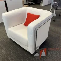 Lote 014 - Sillón con 4 patas metálicas, cojín color naranja, asiento y respaldo vinipiel color blanco  - Imagen 2