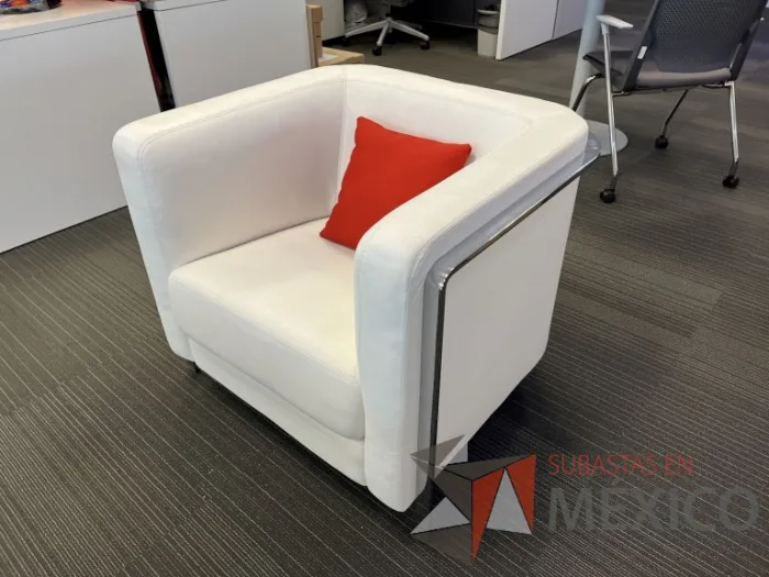 Lote 014 - Sillón con 4 patas metálicas, cojín color naranja, asiento y respaldo vinipiel color blanco  - Imagen 2