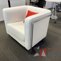 Lote 014 - Sillón con 4 patas metálicas, cojín color naranja, asiento y respaldo vinipiel color blanco  - Imagen 3
