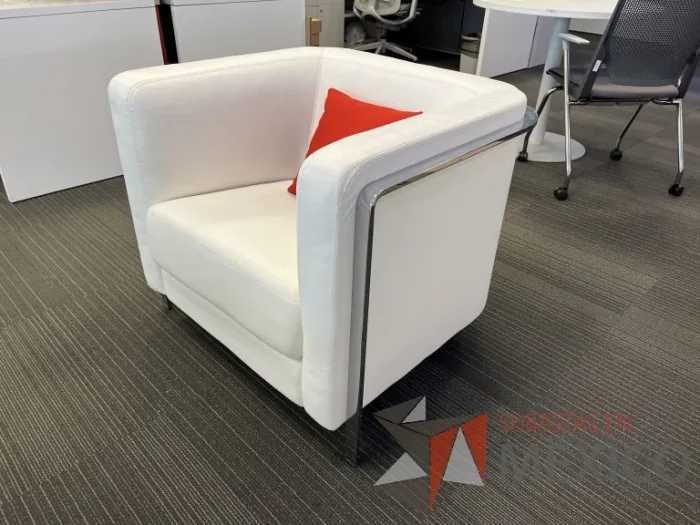 Lote 014 - Sillón con 4 patas metálicas, cojín color naranja, asiento y respaldo vinipiel color blanco  - Imagen 3
