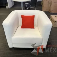 Lote 014 - Sillón con 4 patas metálicas, cojín color naranja, asiento y respaldo vinipiel color blanco 