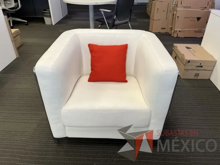 Lote 014 - Sillón con 4 patas metálicas, cojín color naranja, asiento y respaldo vinipiel color blanco 