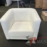 Lote 014 - Sillón con 4 patas metálicas, cojín color naranja, asiento y respaldo vinipiel color blanco  - Imagen 5