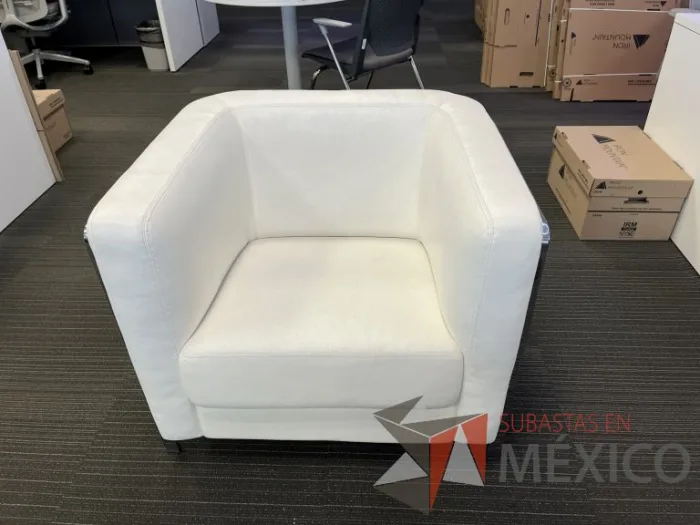 Lote 014 - Sillón con 4 patas metálicas, cojín color naranja, asiento y respaldo vinipiel color blanco  - Imagen 5