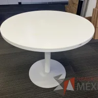 Lote 016 - Mesa de trabajo circular con base metálica y cubierta color blanco  - Imagen 2