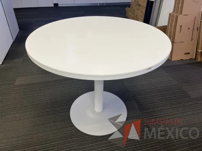 Lote 016 - Mesa de trabajo circular con base metálica y cubierta color blanco  - Imagen 2