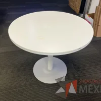 Lote 016 - Mesa de trabajo circular con base metálica y cubierta color blanco  - Imagen 3