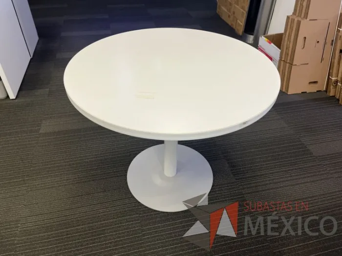 Lote 016 - Mesa de trabajo circular con base metálica y cubierta color blanco  - Imagen 3