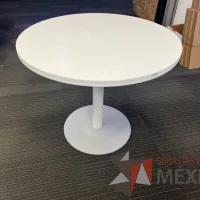Lote 016 - Mesa de trabajo circular con base metálica y cubierta color blanco 