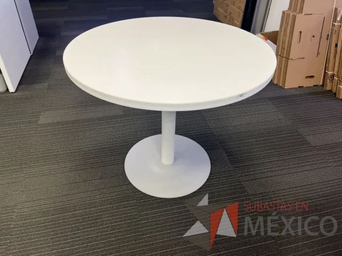 Lote 016 - Mesa de trabajo circular con base metálica y cubierta color blanco  - Imagen 4