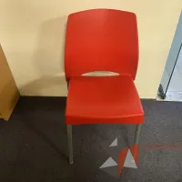 Lote 027 - 2 Sillas de comedor de 4 patas con asiento y respaldo liso color rojo