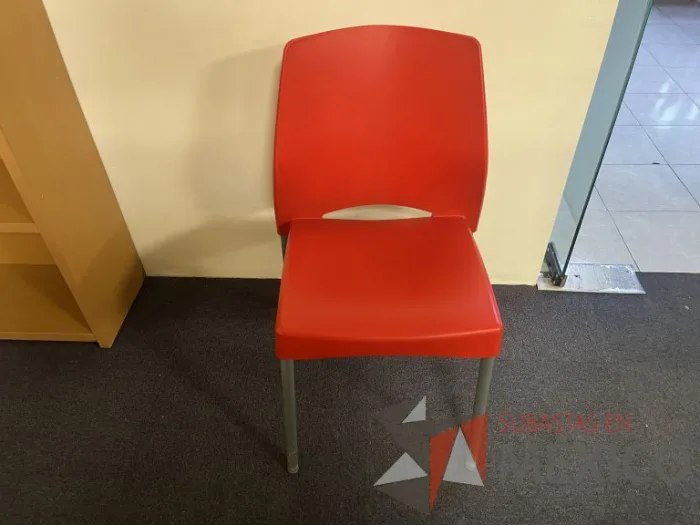 Lote 027 - 2 Sillas de comedor de 4 patas con asiento y respaldo liso color rojo - Imagen 4