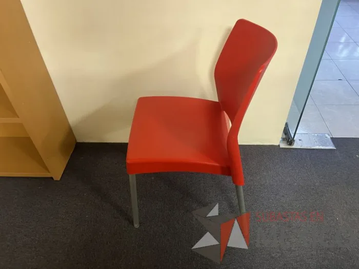 Lote 027 - 2 Sillas de comedor de 4 patas con asiento y respaldo liso color rojo - Imagen 3