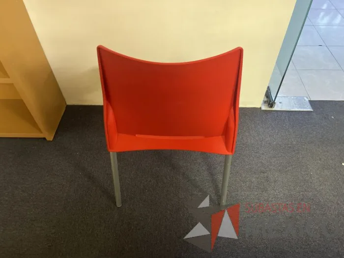 Lote 027 - 2 Sillas de comedor de 4 patas con asiento y respaldo liso color rojo - Imagen 2