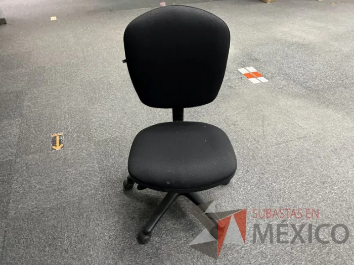 Lote 094 - 2 Sillas secretariales con ruedas, asiento y respaldo en tela color negro - Imagen 6