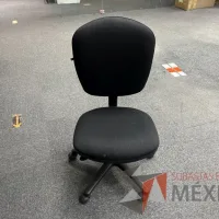 Lote 094 - 2 Sillas secretariales con ruedas, asiento y respaldo en tela color negro