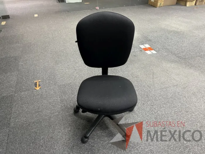 Lote 094 - 2 Sillas secretariales con ruedas, asiento y respaldo en tela color negro