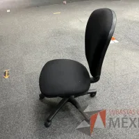 Lote 094 - 2 Sillas secretariales con ruedas, asiento y respaldo en tela color negro - Imagen 4