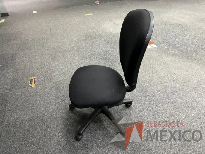 Lote 094 - 2 Sillas secretariales con ruedas, asiento y respaldo en tela color negro - Imagen 4