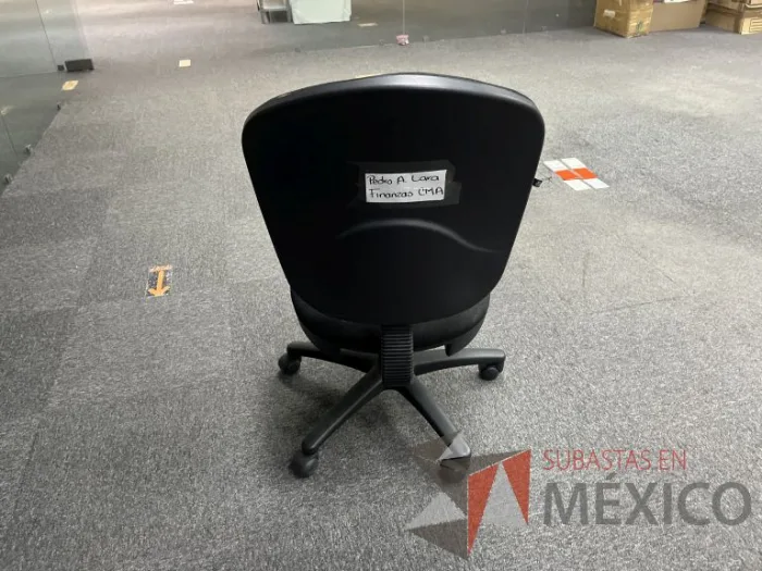 Lote 094 - 2 Sillas secretariales con ruedas, asiento y respaldo en tela color negro - Imagen 3