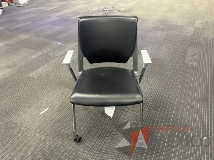 Lote 004 - Silla de visita con ruedas, descansabrazos, asiento y respaldo color negro