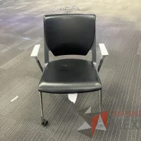 Lote 004 - Silla de visita con ruedas, descansabrazos, asiento y respaldo color negro - Imagen 5