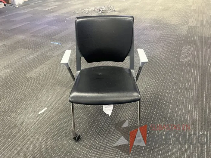 Lote 004 - Silla de visita con ruedas, descansabrazos, asiento y respaldo color negro - Imagen 5