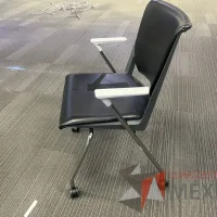Lote 004 - Silla de visita con ruedas, descansabrazos, asiento y respaldo color negro - Imagen 6