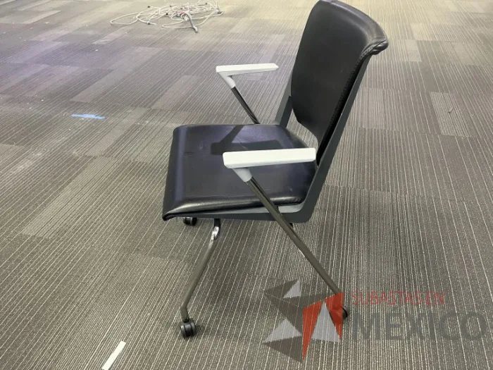 Lote 004 - Silla de visita con ruedas, descansabrazos, asiento y respaldo color negro - Imagen 6