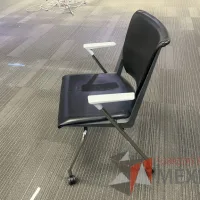 Lote 004 - Silla de visita con ruedas, descansabrazos, asiento y respaldo color negro - Imagen 7