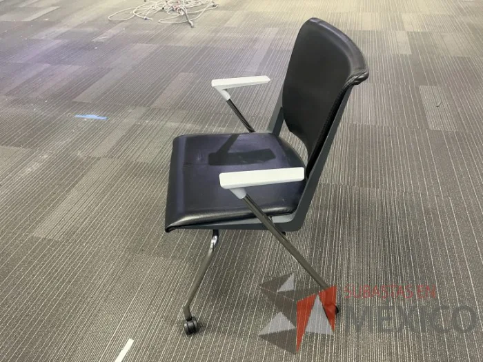 Lote 004 - Silla de visita con ruedas, descansabrazos, asiento y respaldo color negro - Imagen 7