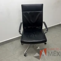 Lote 005 - Silla con ruedas, descansabrazos, asiento y respaldo color negro