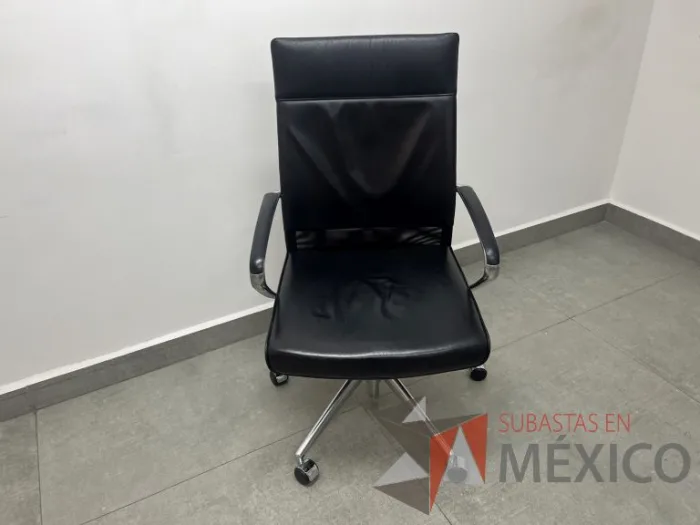 Lote 005 - Silla con ruedas, descansabrazos, asiento y respaldo color negro