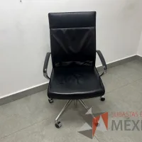 Lote 005 - Silla con ruedas, descansabrazos, asiento y respaldo color negro - Imagen 3