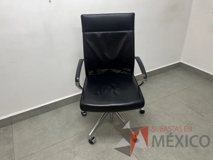 Lote 005 - Silla con ruedas, descansabrazos, asiento y respaldo color negro - Imagen 3