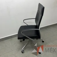 Lote 005 - Silla con ruedas, descansabrazos, asiento y respaldo color negro - Imagen 4