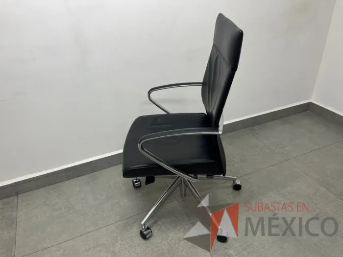 Lote 005 - Silla con ruedas, descansabrazos, asiento y respaldo color negro - Imagen 4