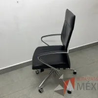 Lote 005 - Silla con ruedas, descansabrazos, asiento y respaldo color negro - Imagen 5