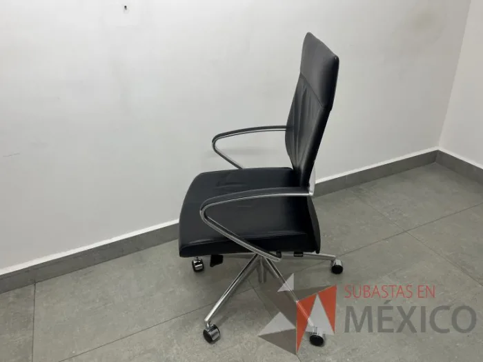 Lote 005 - Silla con ruedas, descansabrazos, asiento y respaldo color negro - Imagen 5