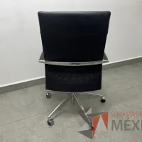 Lote 005 - Silla con ruedas, descansabrazos, asiento y respaldo color negro - Imagen 6