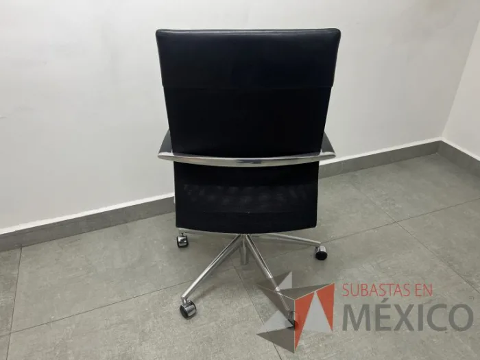 Lote 005 - Silla con ruedas, descansabrazos, asiento y respaldo color negro - Imagen 6