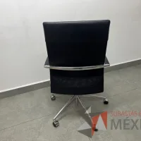 Lote 005 - Silla con ruedas, descansabrazos, asiento y respaldo color negro - Imagen 7