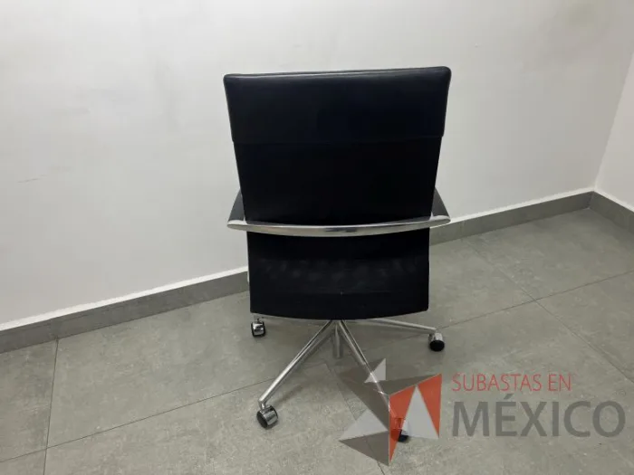 Lote 005 - Silla con ruedas, descansabrazos, asiento y respaldo color negro - Imagen 7