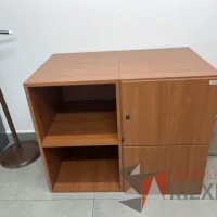 Lote 013 - Credenza con 2 puertas y 1 entrepaño color café - Imagen 2