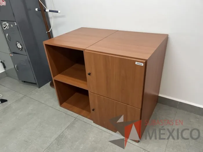 Lote 013 - Credenza con 2 puertas y 1 entrepaño color café - Imagen 7